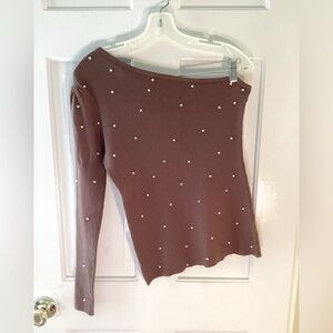 Bibi one sleeve brown sweater with pearls
